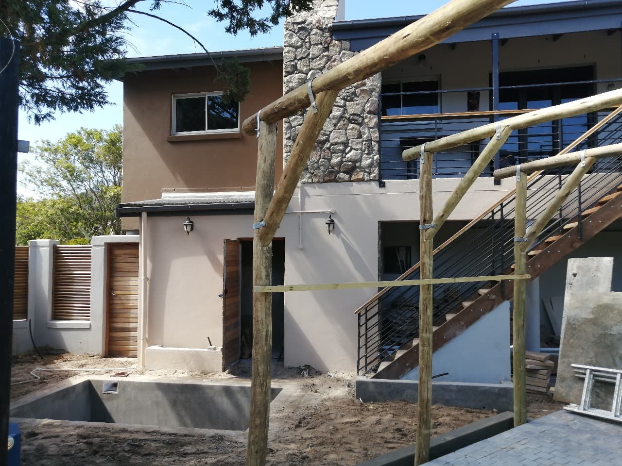 Tana Craftsmen at work on a Cape Town construction project
